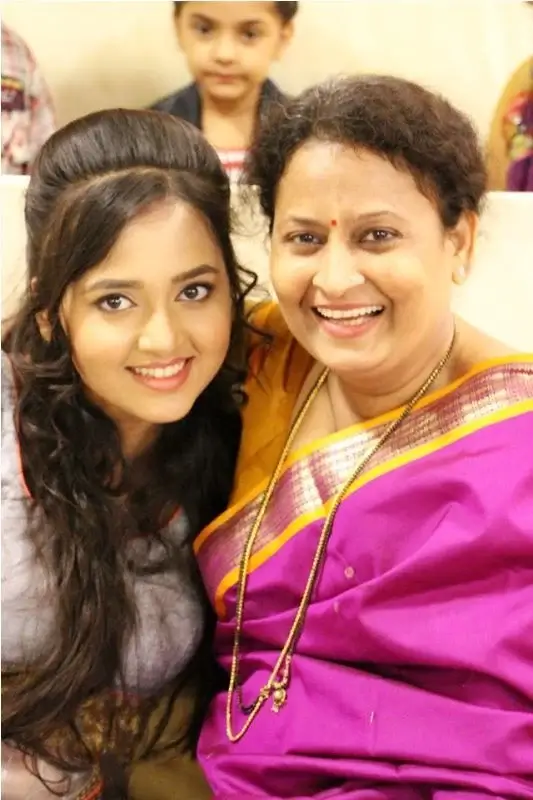 Tejasswi Prakash Wiki, Age, Friends, TV Shows, Hot Photos, Instagram 2 Tejasswi-Prakash-With-Her-Mother